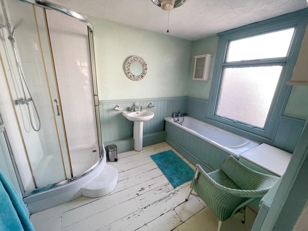 Lot: 173 - FOUR-BEDROOM HOUSE FOR IMPROVEMENT AND MODERNISATION - Bathroom